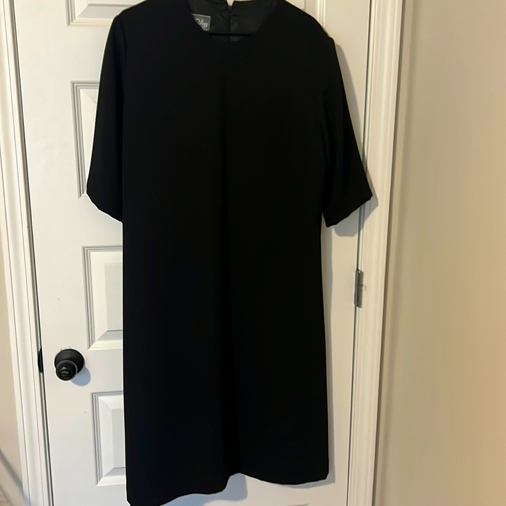 Black straight dress with short sleeves